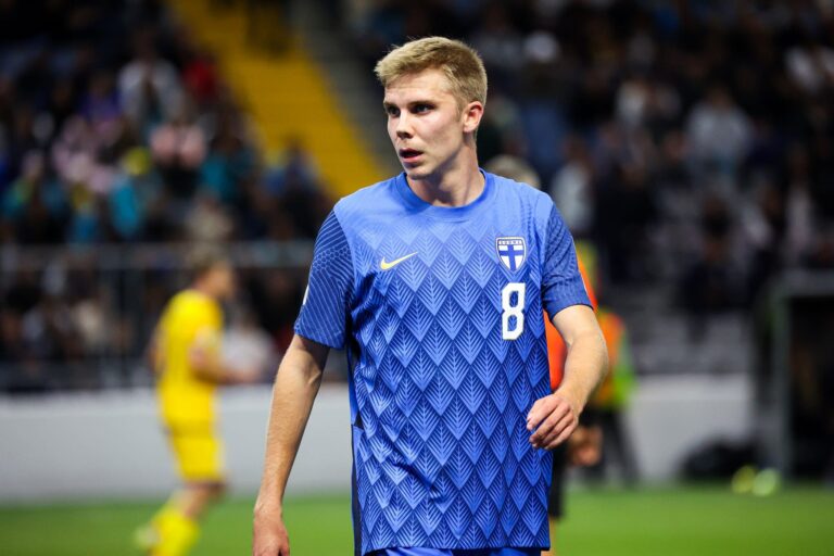 Huuhkaja loisti kirkkaana Rangers-debyytissään – Antti Niemi ei säästellyt sanojaan
