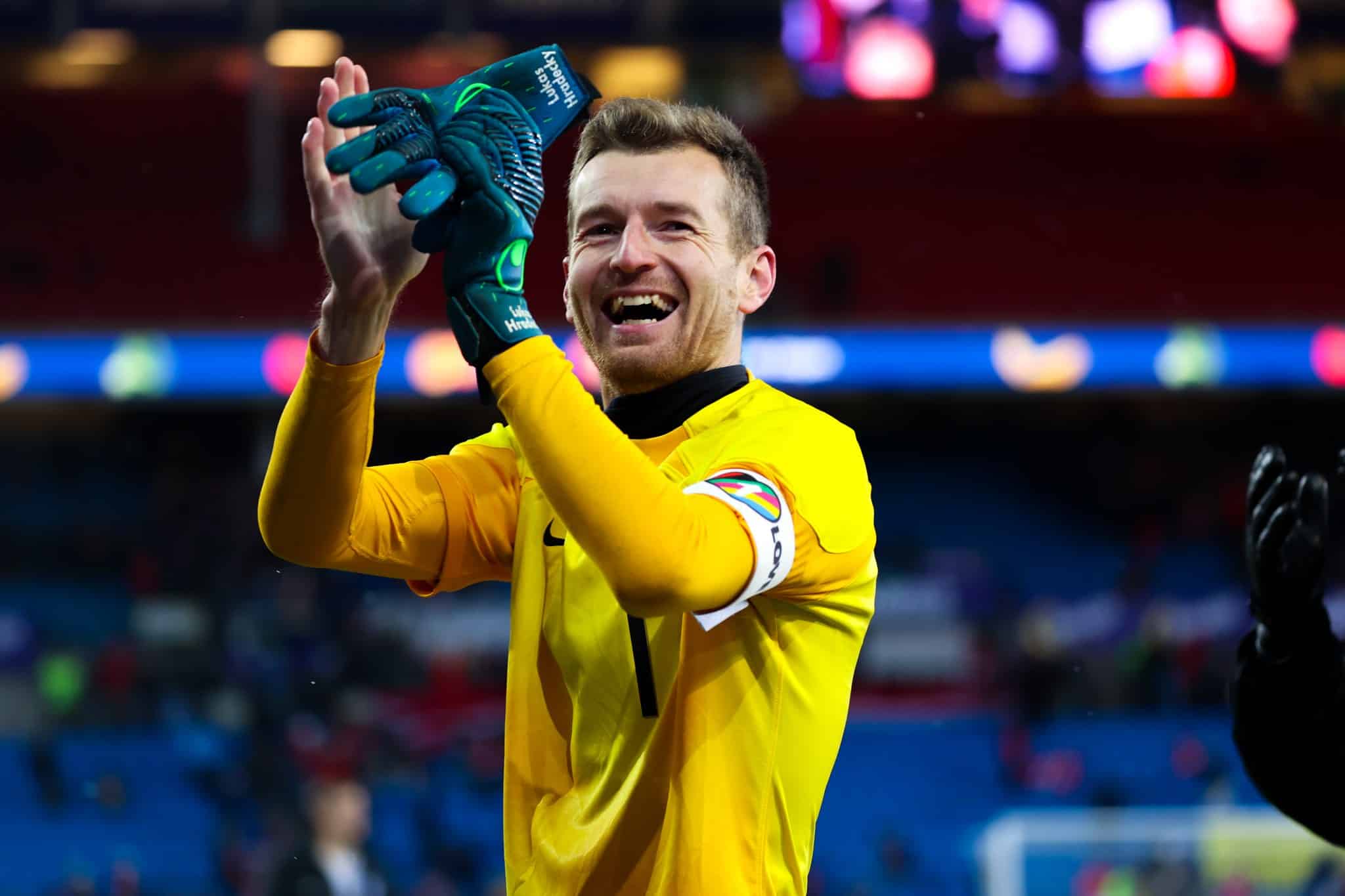 Huikea nousu jälleen – kolme maalia päästänyt Lukas Hradecky ei vaan suostu häviämään Bundesliigassa