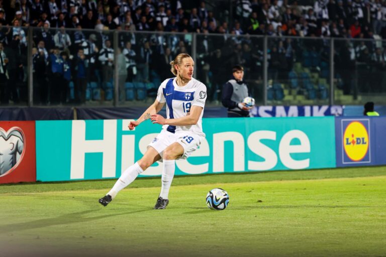 Huuhkajat-tähti paljasti Kymppipaikalle uuden seuransa hienon eleen