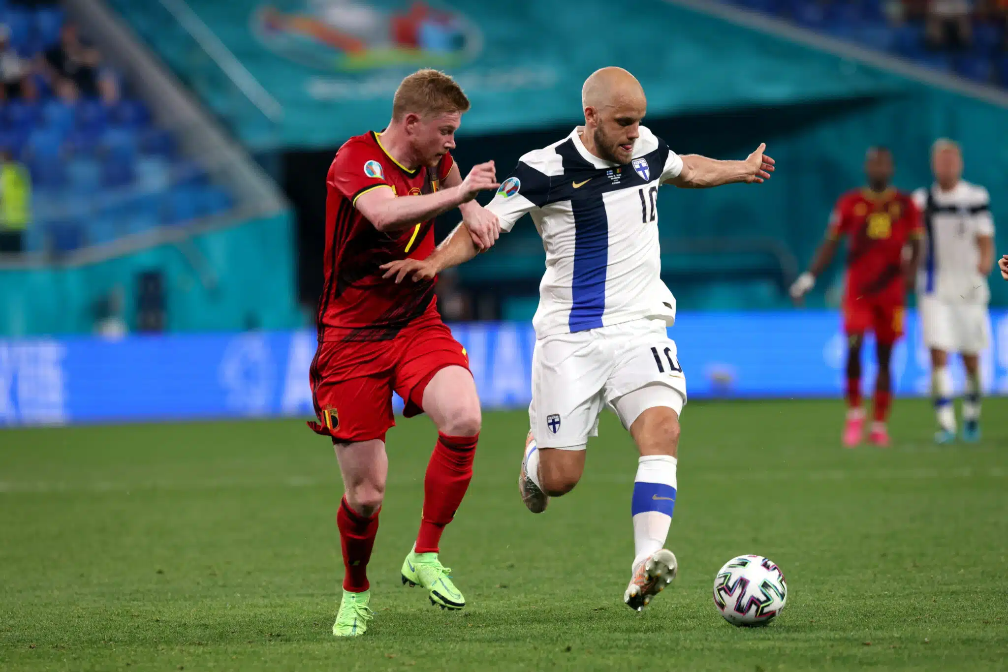 Näkökulma: EM-kisojen ihmeitä – omalaatuinen hattutemppu, ainutlaatuinen pelikielto, omat maalit ja selfien metsästäjät