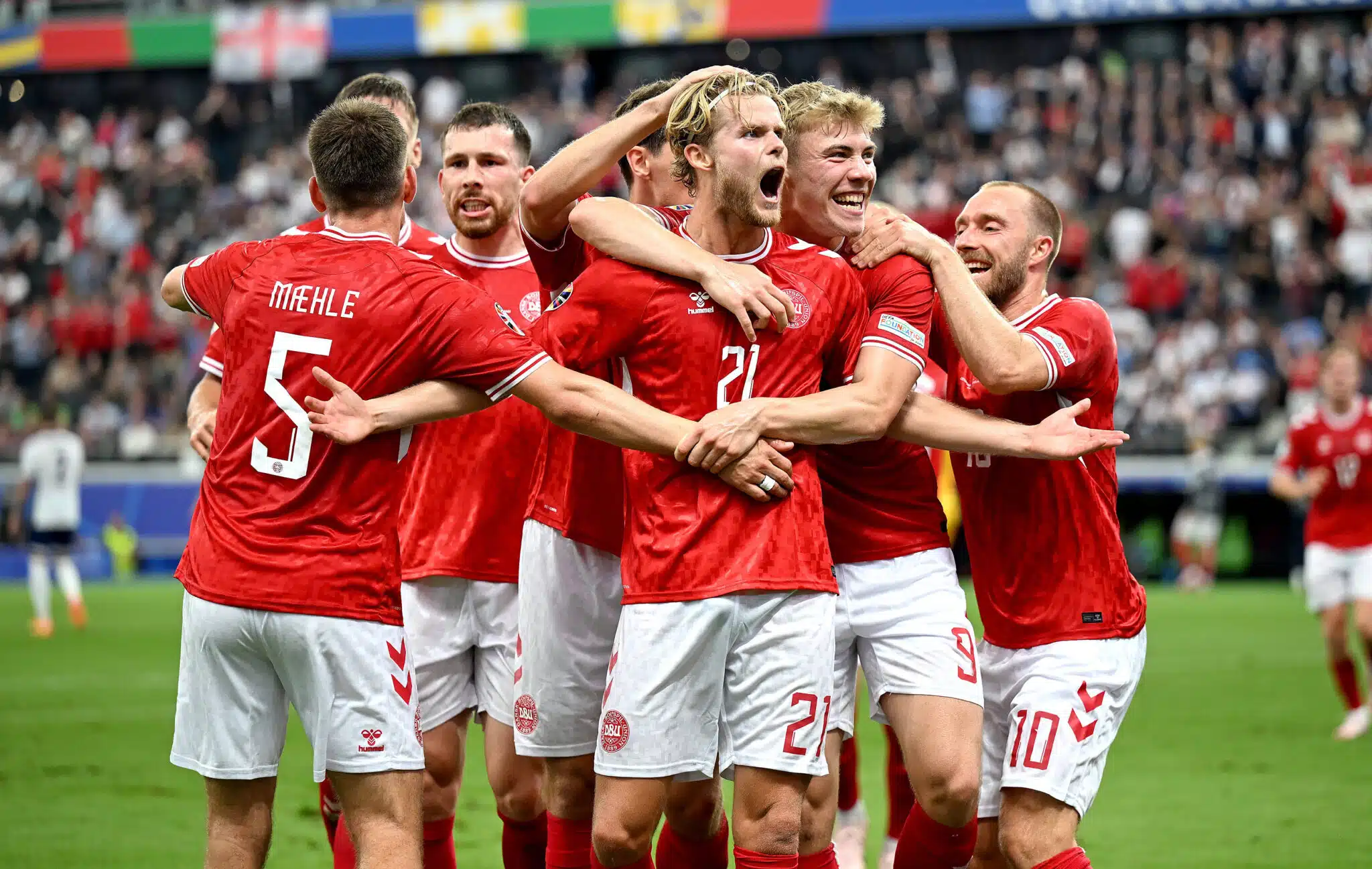 Huuhkajien kiusaaja jättämässä Tottenhamin