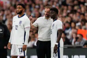 Joe Gomez, Gareth Southgate ja Bukayo Saka, Englanti