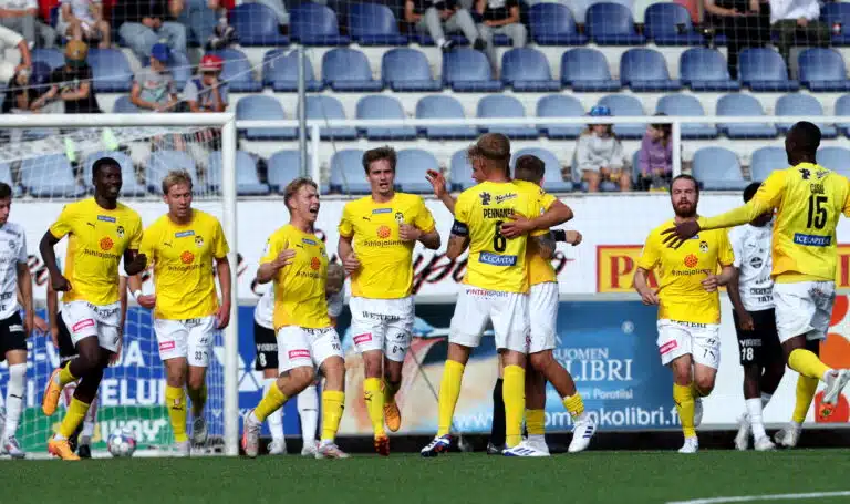 Veikkausliigassa roihahtaa – Antti Niemi ennakoi KuPS:n ja HJK:n huippukamppailua