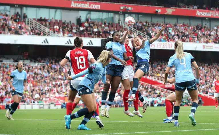 3 miljoonaa vs. 8 400 – palkkakuilu, jota jalkapallo ei suostu näkemään