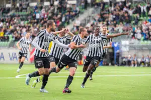 Veikkausliiga-seura löysi oman jättiläisensä – 202-senttinen maalitykki saapuu kovin odotuksin