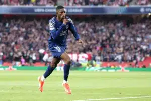 Ballon d’Or -voittajan leirissä yllättävä liike – Manchester Cityn johto tavattiin