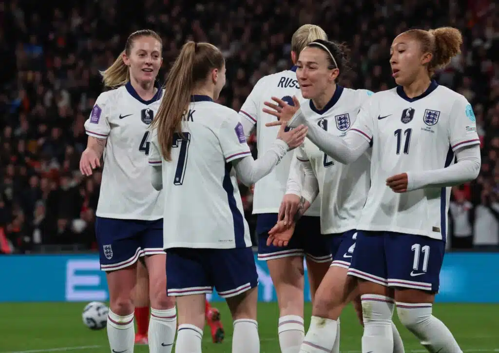 Englanti teki sen taas – ilo purkaantui kentän laidalla