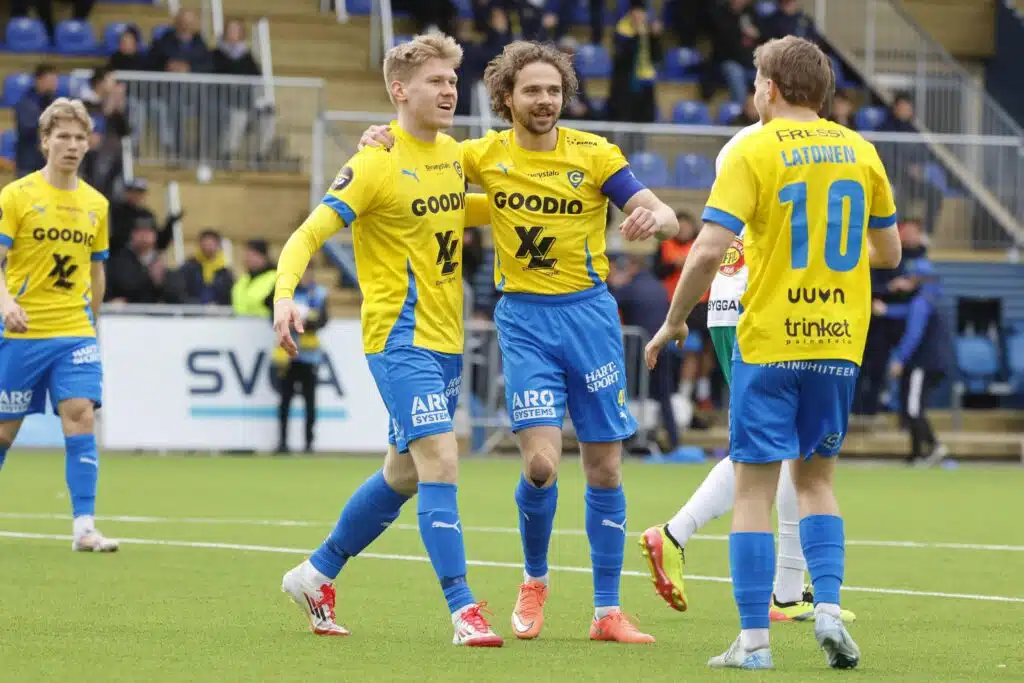 Näkökulma: Hirveitä virheitä, kauniita maaleja – nyt jalkapallo näytti monia puoliaan