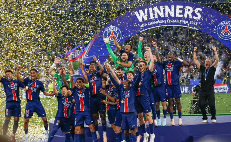 PSG:n puolustaja pyrkii rikkomaan Fabio Cannavaron taian