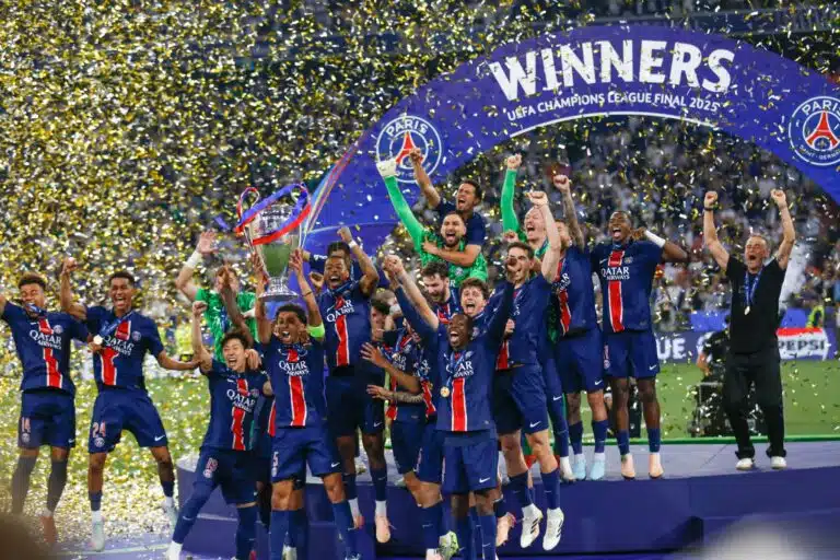 PSG:n puolustaja pyrkii rikkomaan Fabio Cannavaron taian