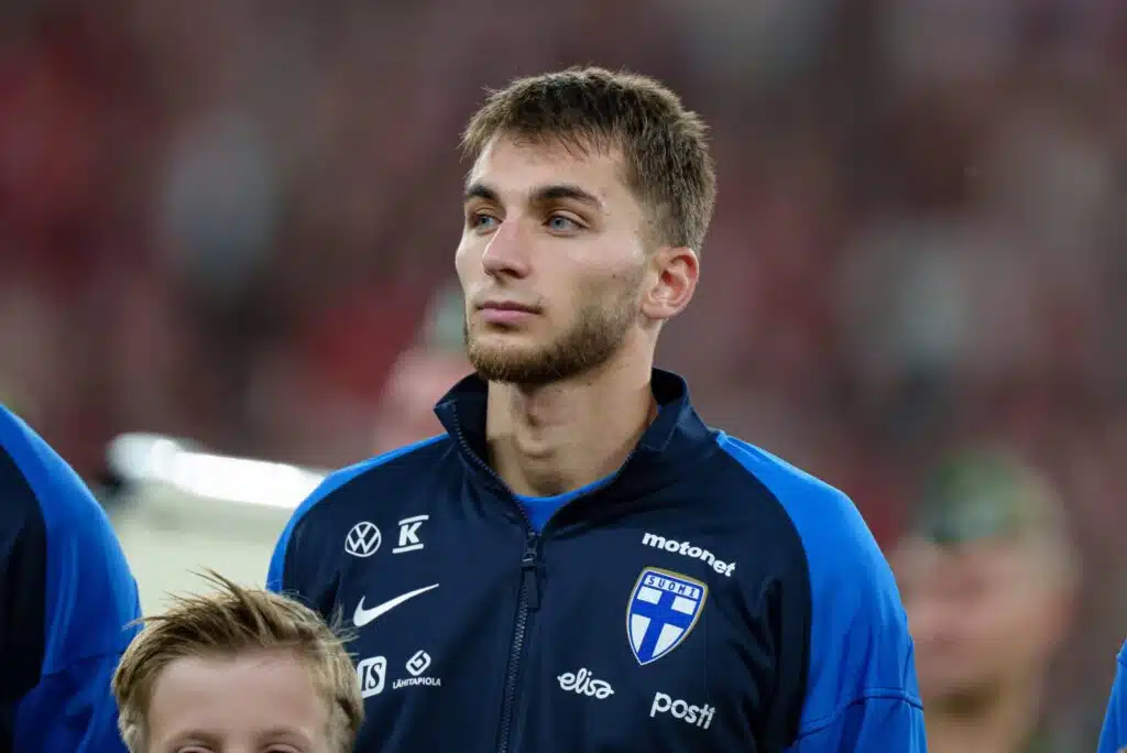 Mikä taklaus! Huuhkajat-tähdeltä hieno taidonnäyte