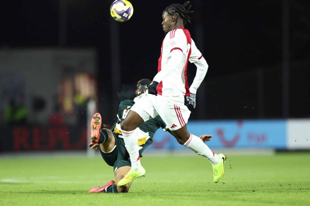 Manchester United nousi yllättäen kärkeen – jätit käyvät armotonta vääntöä hiomattomasta timantista