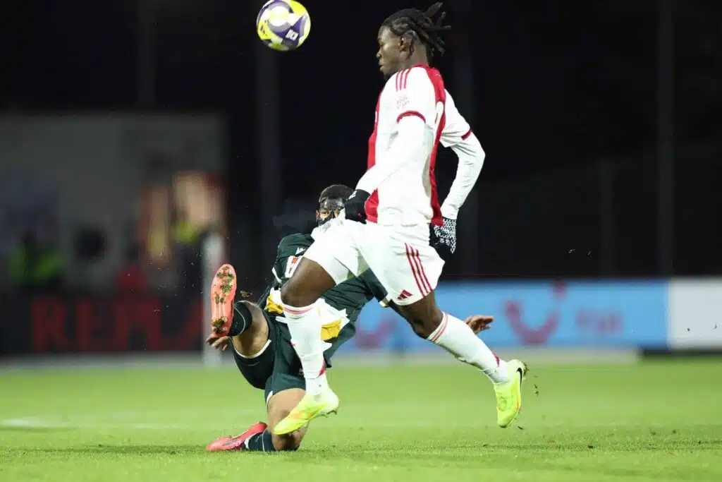 Manchester United nousi yllättäen kärkeen – jätit käyvät armotonta vääntöä hiomattomasta timantista