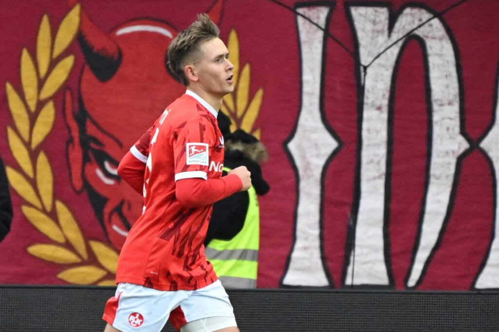 Huuhkajat-hyökkääjä hurjana – sai upean kunnianosoituksen