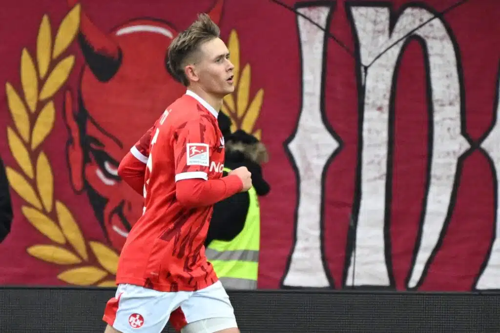 Huuhkajat-hyökkääjä hurjana – sai upean kunnianosoituksen