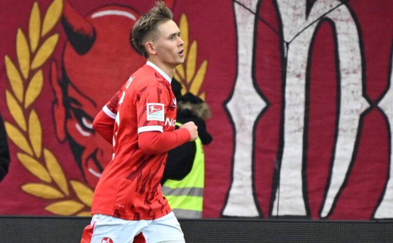 Huuhkajat-hyökkääjä hurjana – sai upean kunnianosoituksen