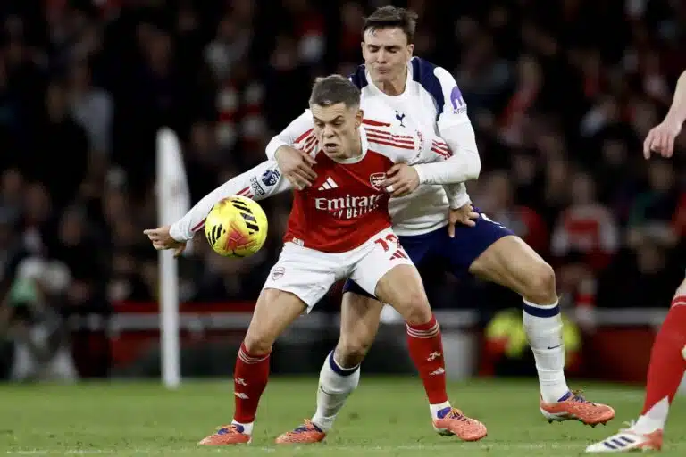 Arsenal jahtaa tuplaa – silti tähtipelaajan vaimo varasti otsikot