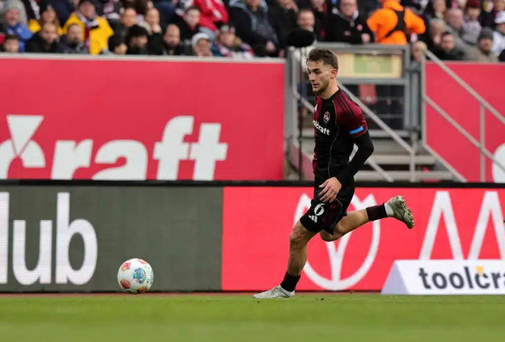 Huuhkajasensaation valmentaja on saksalaislegenda – ”Katson treeneissä, onko hän oikeasti tuossa!”