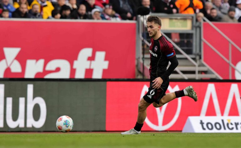 Huuhkajasensaation valmentaja on saksalaislegenda – ”Katson treeneissä, onko hän oikeasti tuossa!”