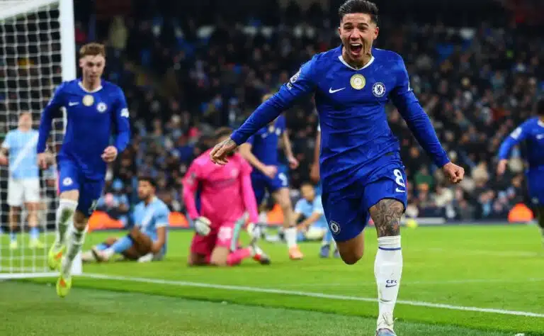 Valioliigan huippuottelu kääntyi päälaelleen – selostuskoppi räjähti lisäajalla