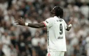 Hyökkääjä ehti tuskin asettua – käänne vie takaisin Valioliigaan