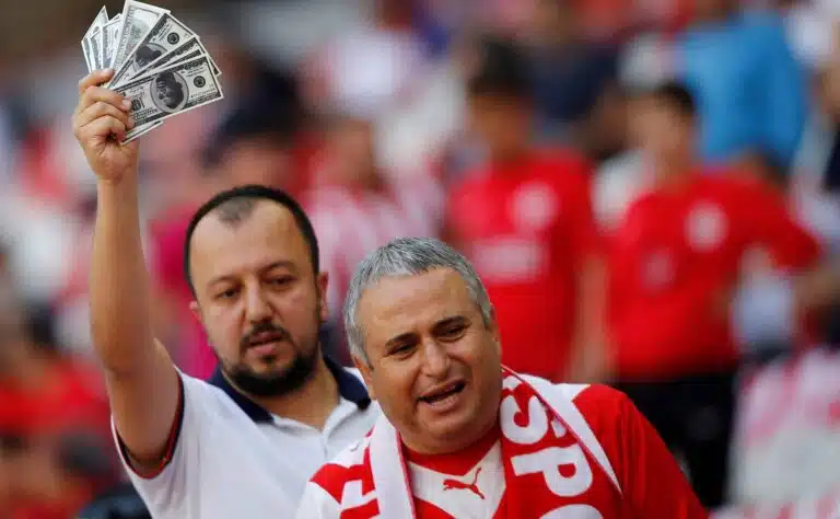 Jalkapallon miljardiongelma karkasi käsistä – voiko lumipalloefektiä pysäyttää?