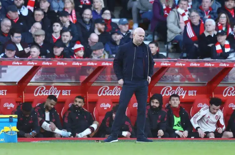 Arne Slot vastasi Liverpool-ikonille – Anfieldilla kuohuu