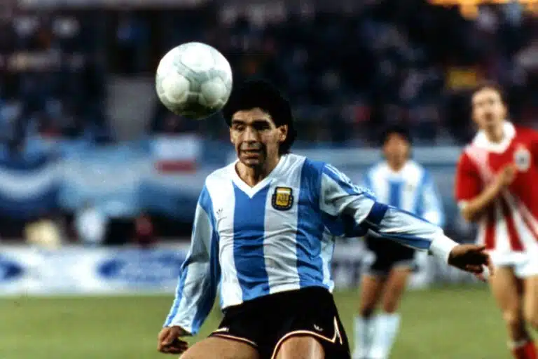 Diego Maradona palasi MM-kisoista Italiaan – kiitoradalla säihkynyt Ferrari sai näkemään punaista