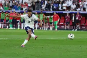 Tähtipuolustaja jätettiin rannalle – fanien ja legendan raivo kohdistuu yhteen nimeen