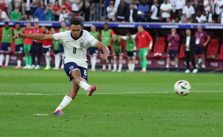 Tähtipuolustaja jätettiin rannalle – fanien ja legendan raivo kohdistuu yhteen nimeen