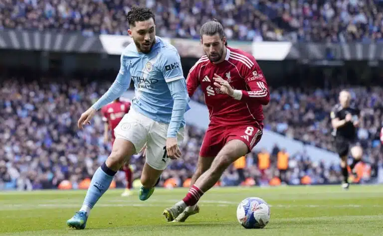 Nolo hetki tallentui kameraan – tähteä käskettiin riisumaan väärä paita vaihtopenkillä