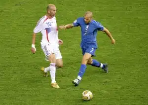 Hetki, joka pysäytti kaiken – tuore maailmanmestari jätti juhlat kesken