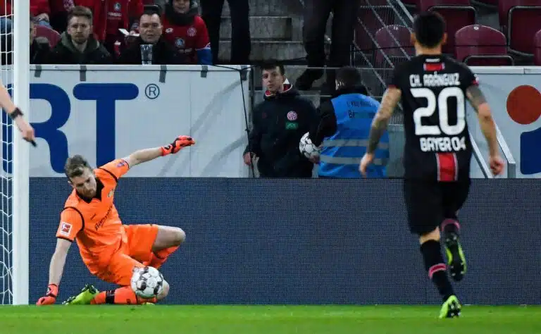 Huuhkaja-vahdin ex-joukkuetoveri avasi kaiken – tarina pohjalta huipulle pysäyttää