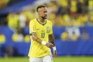 Neymarin kohtelu herättää kovaa arvostelua – Rio Ferdinand ihmettelee Brasilian ratkaisua