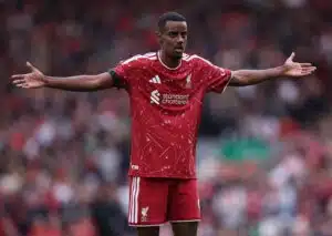 Alexander Isak teki lapselle upean eleen – Liverpool-fanin häpeällinen temppu tallentui kameraan