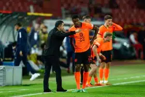 Xavi Hernandez (vas.) ja Denzel Dumfries, Hollanti